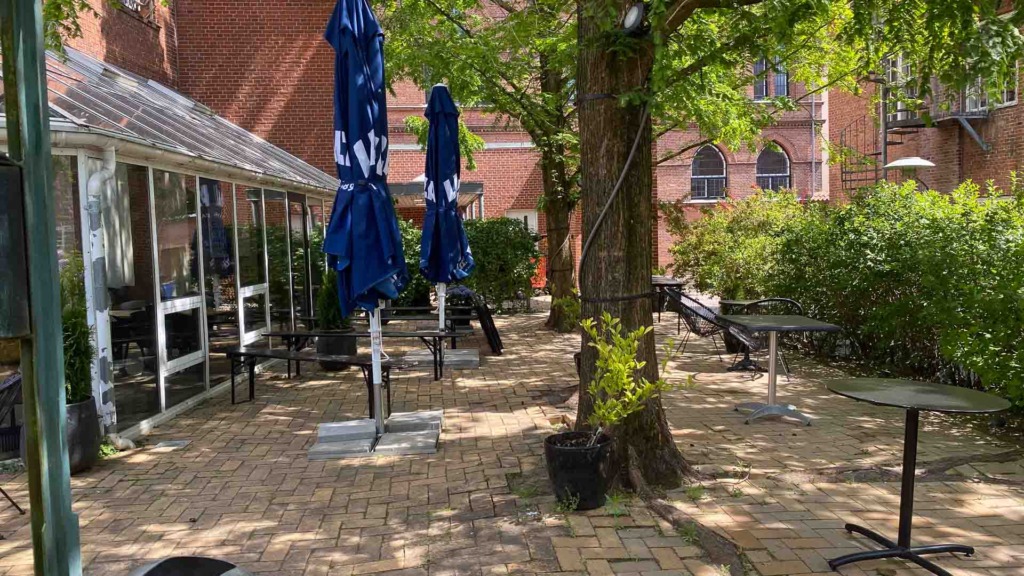 1401 - Food and friends i Vejle har stort udeområde med borde og stole.