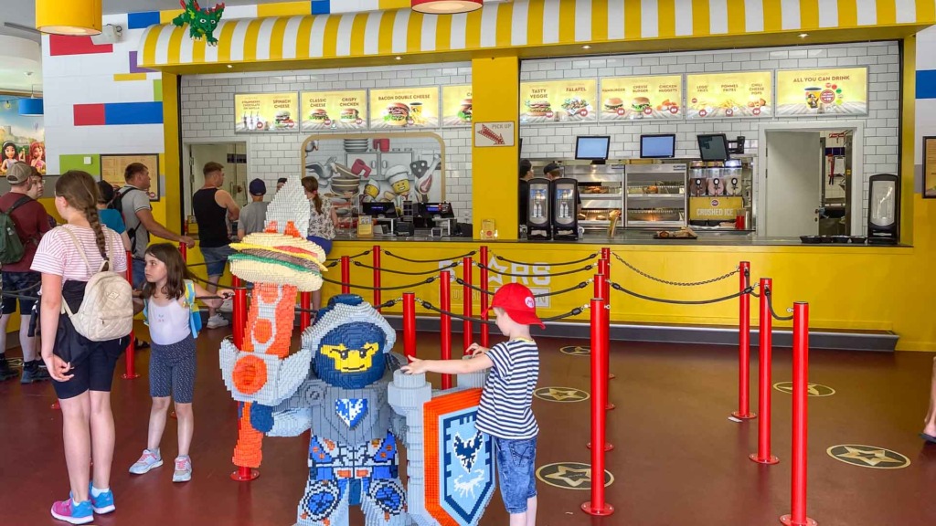 Legofigurer tager imod hos Burger Kitchen i LEGOLAND.