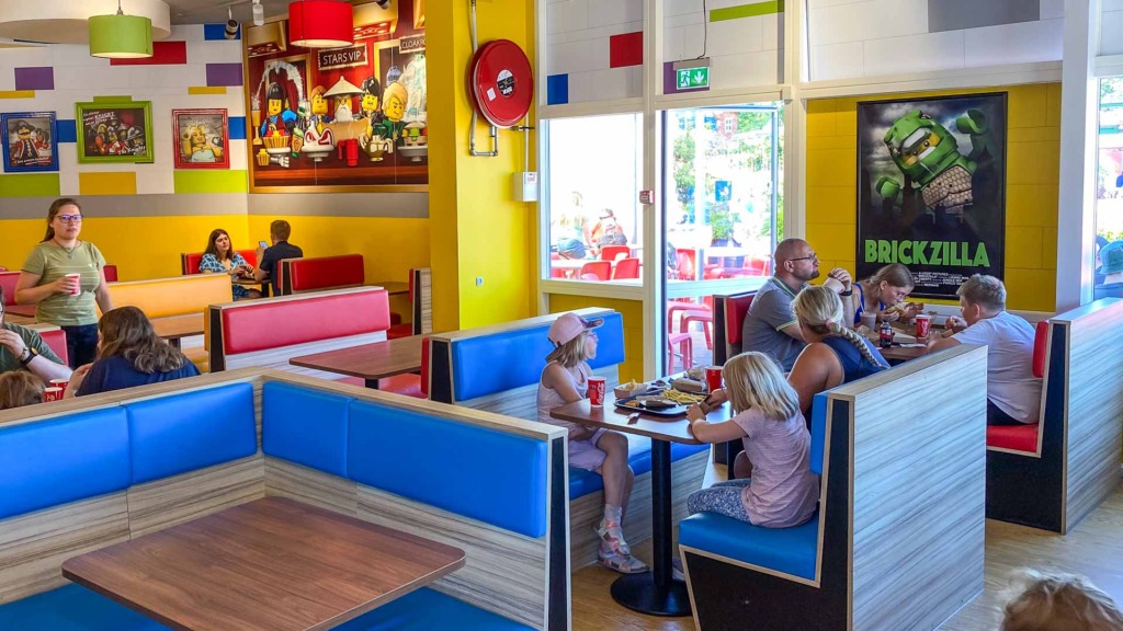 Burger Kitchen i LEGOLAND har børnevenlige siddepladser.