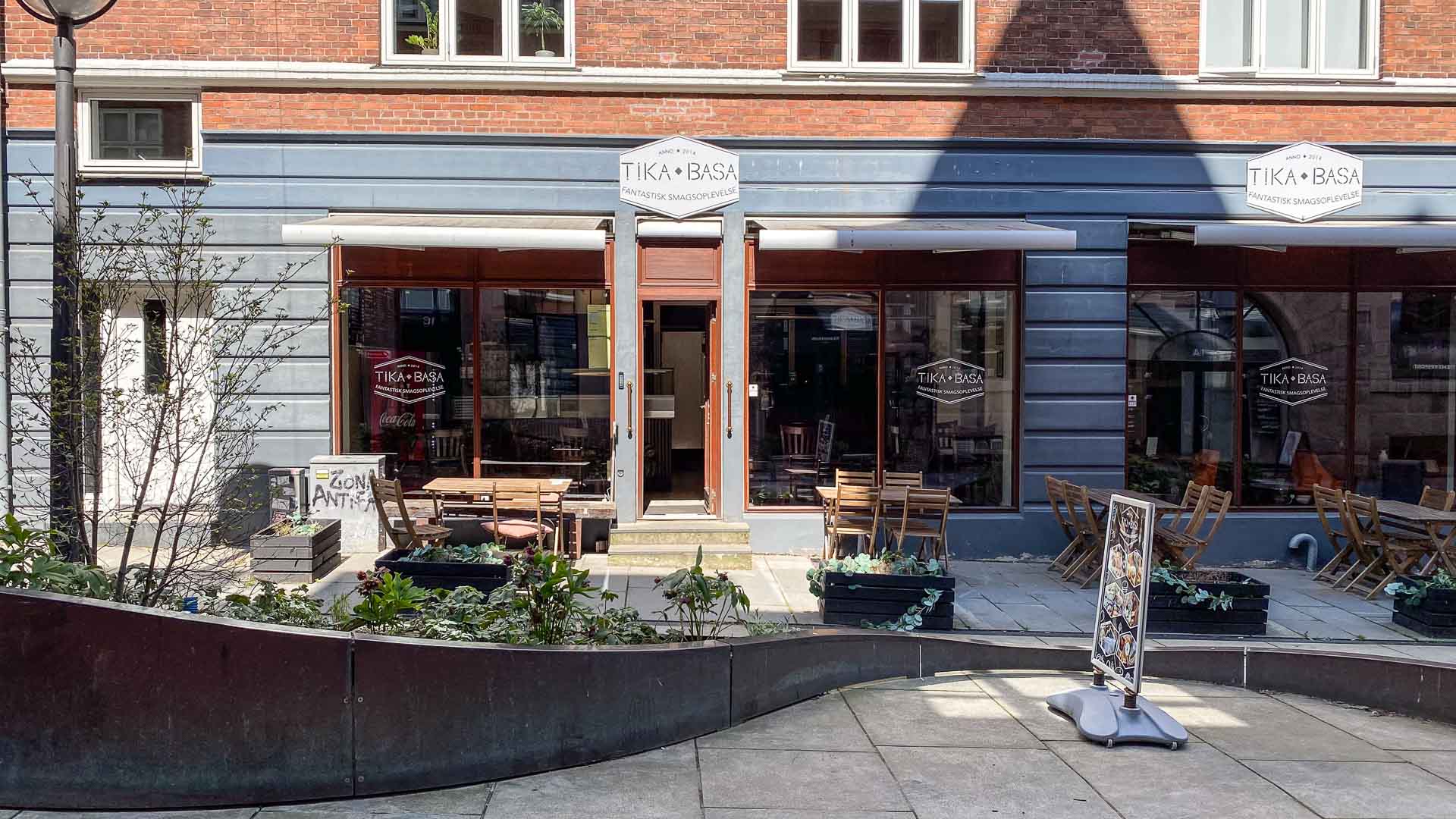 Indgangen til Café Tika Basa på Orla Lehmannsgade