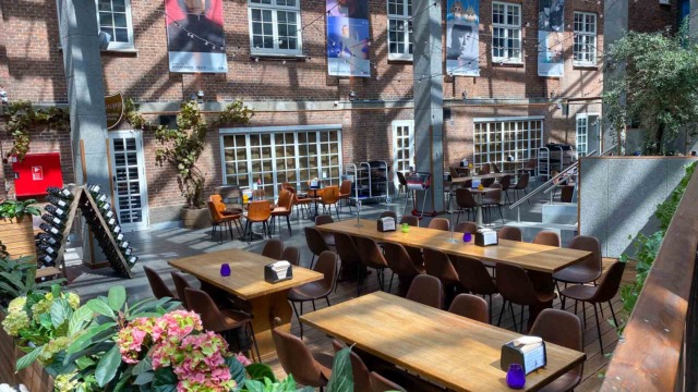 Gæsterne hos Cocina Latina i Vejle kan tage plads ved et af bordene i Paladspassagen.