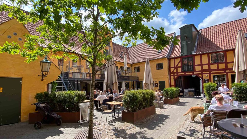 Conrads i Vejle har en af byens største og hyggeligste gårdhaver.