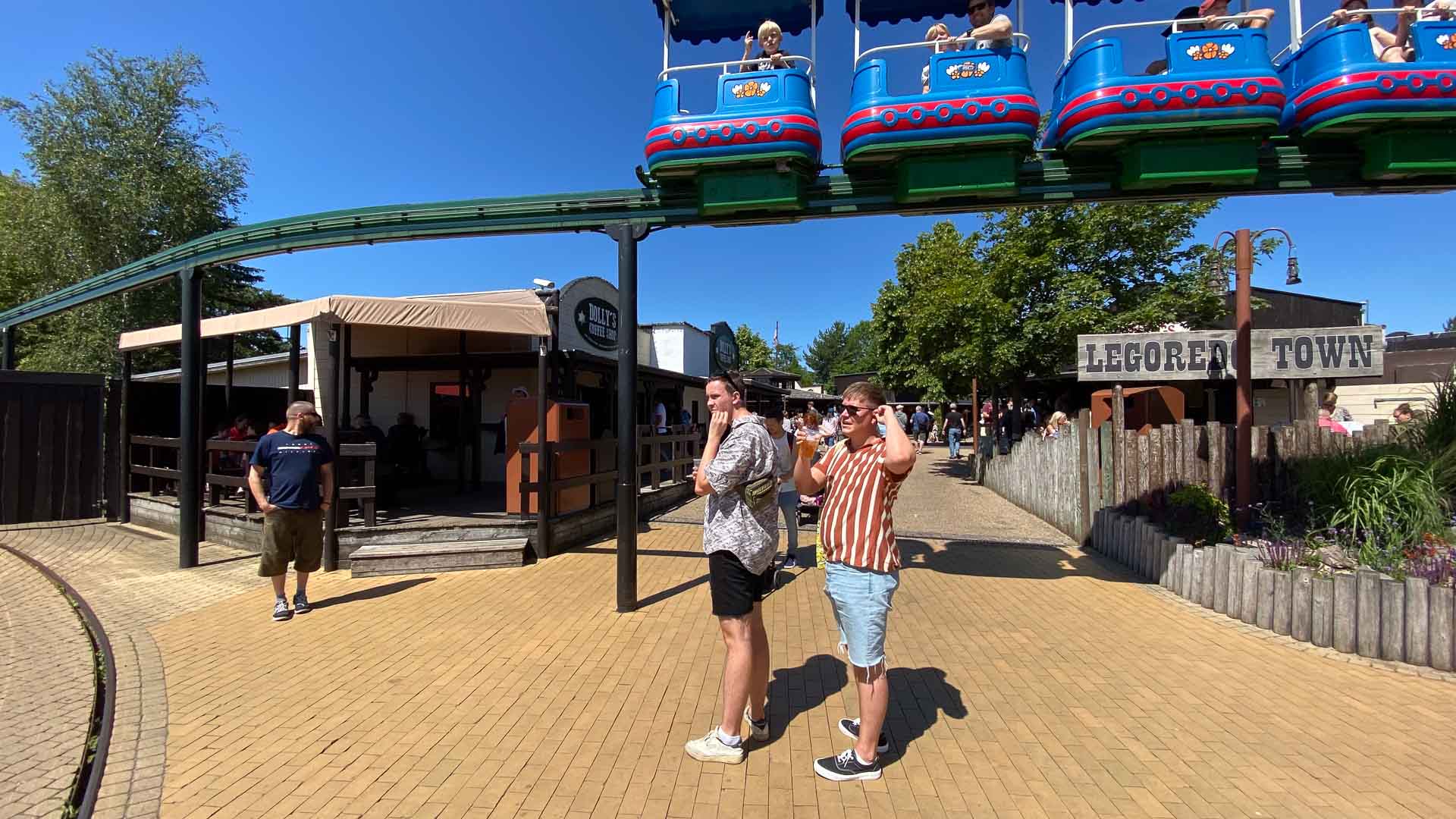 Dolly's Coffee Shop ligger i det livlige Legoredo Town i LEGOLAND