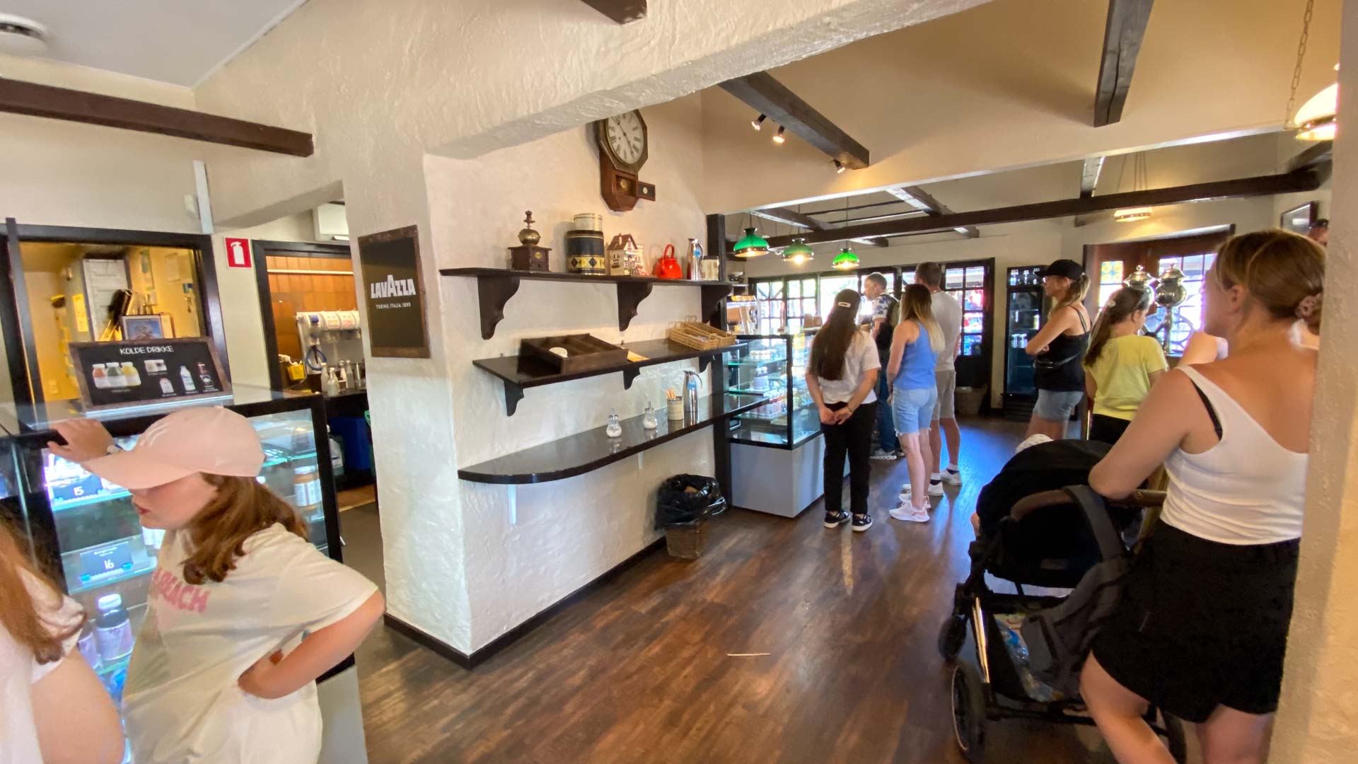 Dolly's Coffee Shop ligger i det livlige Legoredo Town i LEGOLAND