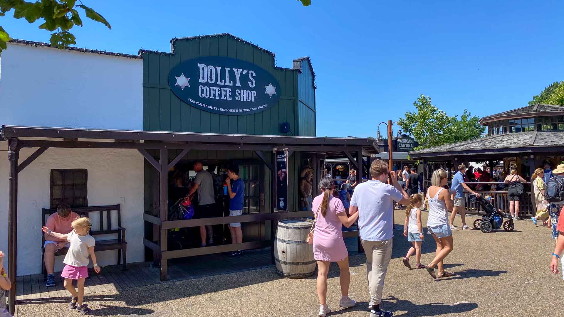 Dolly's Coffee Shop ligger i det livlige Legoredo Town i LEGOLAND