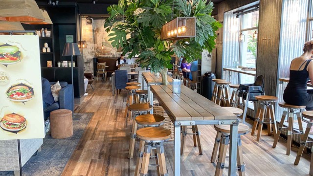 Espresso House har gjort caféen i Vejle naturlig med grønne planter.
