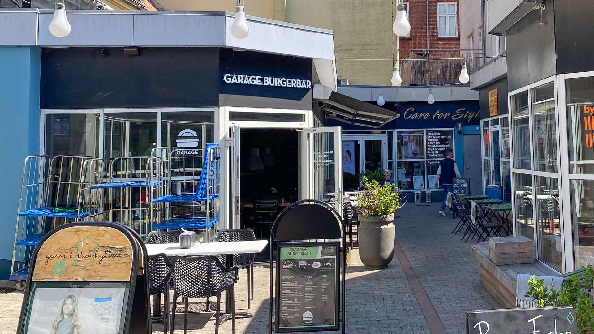 Garage Burgerbars gamle lokaler lå midt i Vejle, og inde i en cool baggård.