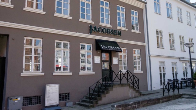 Jacobsen - dansk spisehus & take away ligger på Kirketorvet i Vejle.