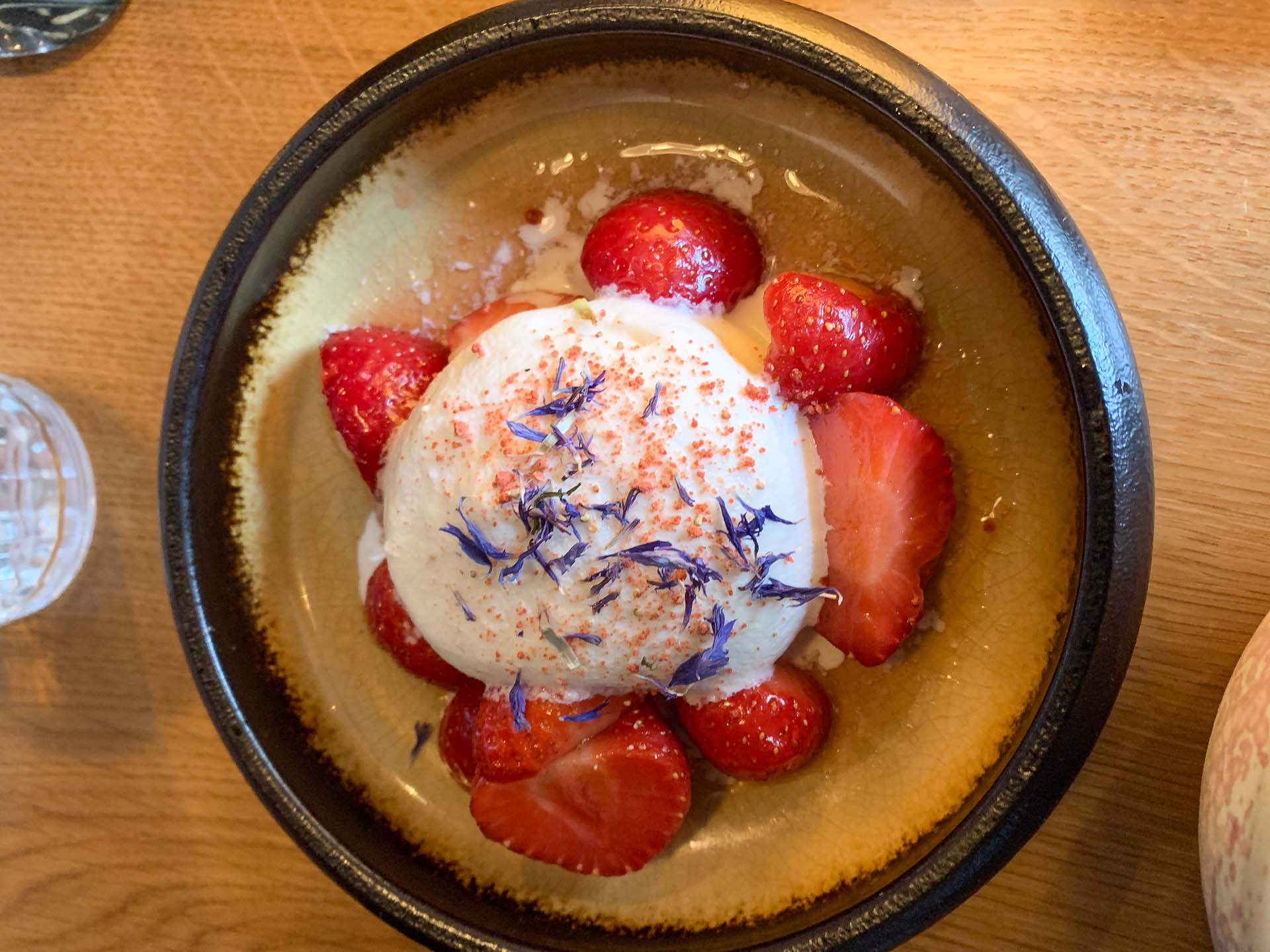 Jordbærdessert hos Restaurant Nögen