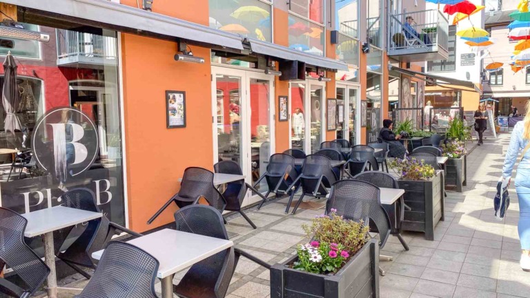 Plan B - Tapas, Vin & Cocktails i Vejle har udeservering.