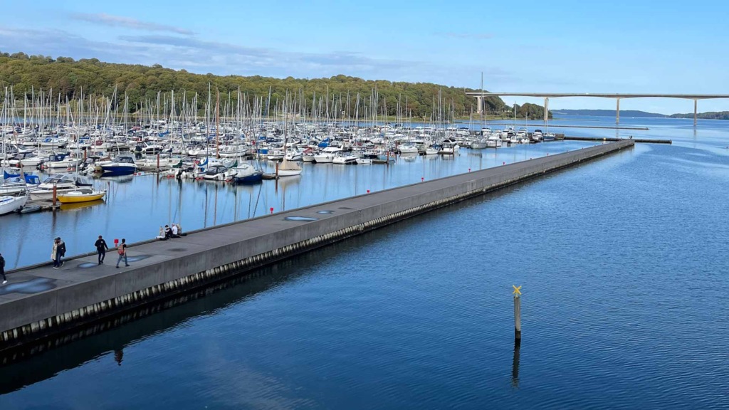 Vejlefjordbroen og bådene set fra Restaurant Lyst i Vejle.