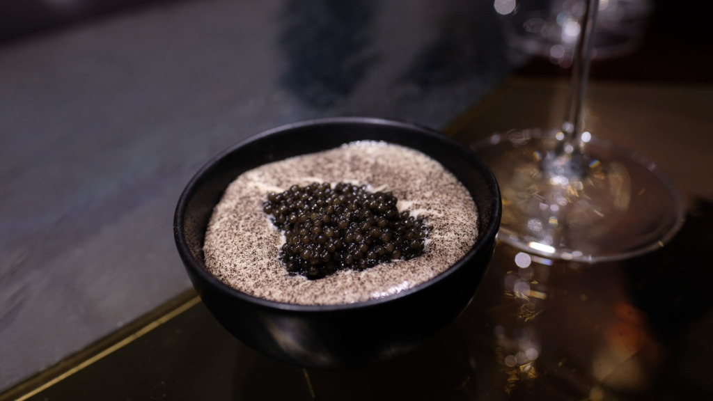 En forret med dansk caviar på Restaurant Lyst i Vejle Fjord