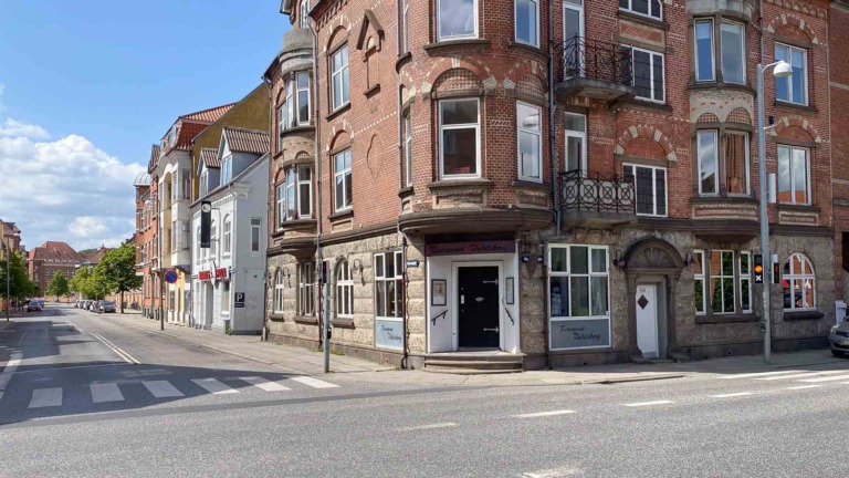 Restaurant Vedelsborg i Vejle har god beliggenhed.