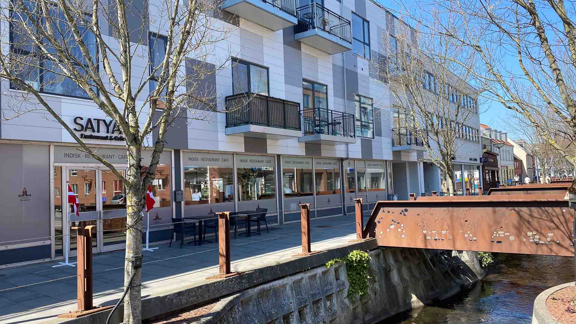 Der er få siddepladser udenfor hos Satya’s Restaurant og Cafe i Vejle. Restauranten hedder i dag Kawasaki Sushi.