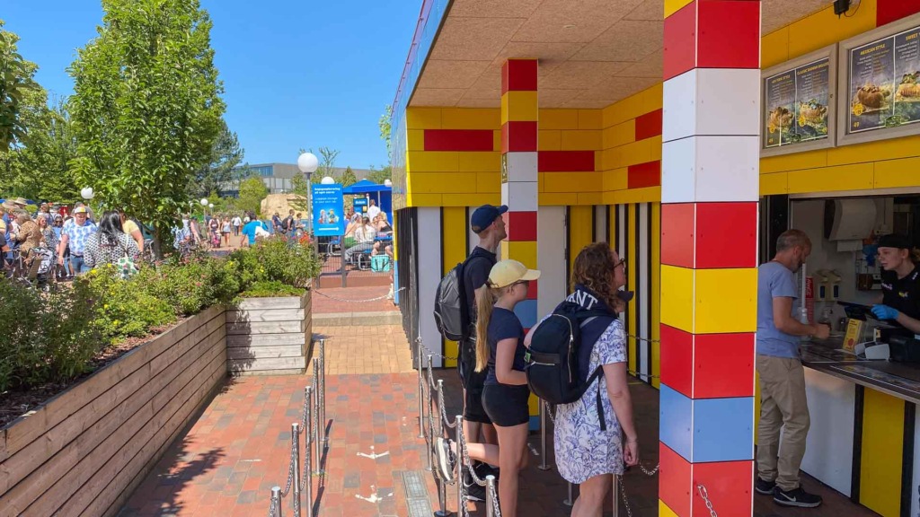The Hotdog Company i Legoland har farverig facade.