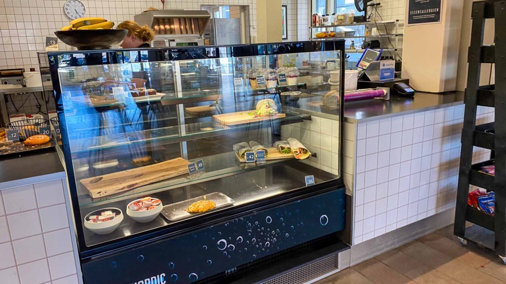 Wrap, sandwich, panini og bagel er nogle af retterne hos Café Nordic - DGI Huset i Vejle.