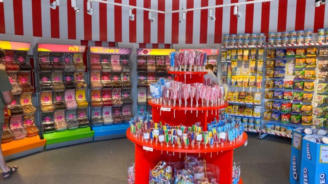 Masser af slikkepinde hos Candy Corner i LEGOLAND.