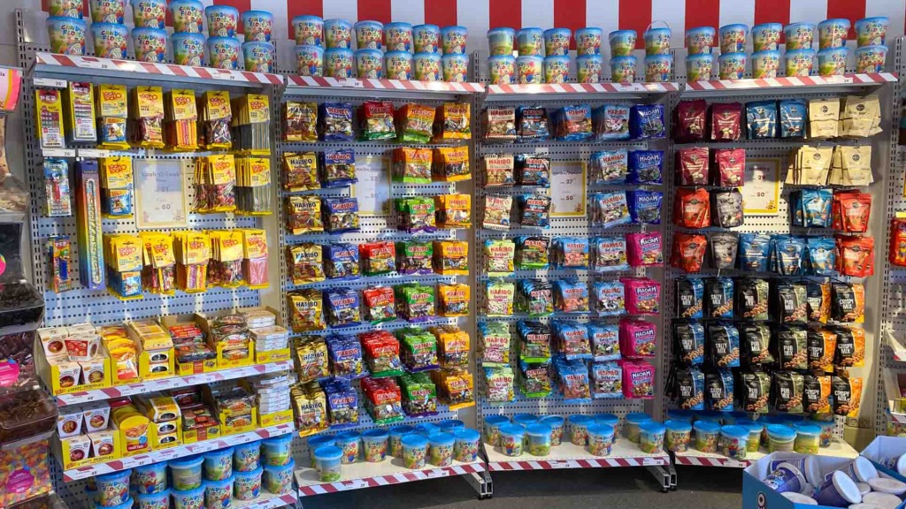 Lakrids, vingummi, bolsjer og chokolade er nogle af valgmulighederne hos Candy Corner i LEGOLAND.