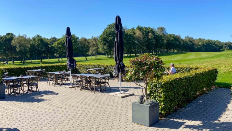 Den Lille Kok på Vejle Golfbane serverer også maden udenfor.
