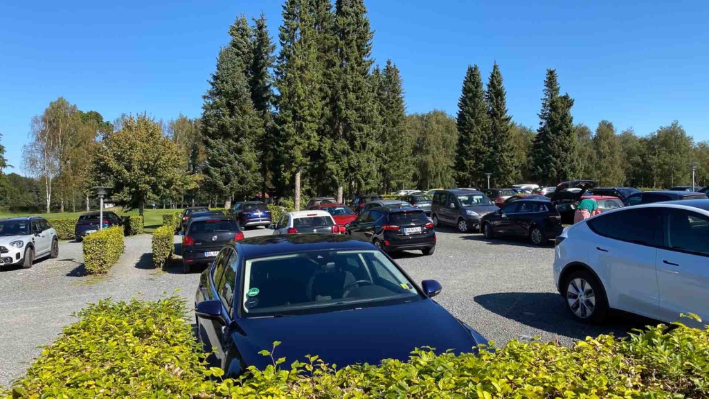 Der er masser af gratis parkeringspladser foran Den Lille Kok på Vejle Golfbane.