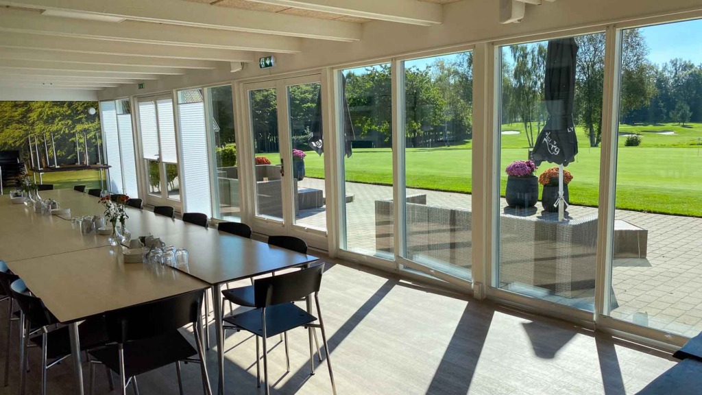 De store vinduer hos Den Lille Kok på Vejle Golfbane skaber et godt lys og hygge.