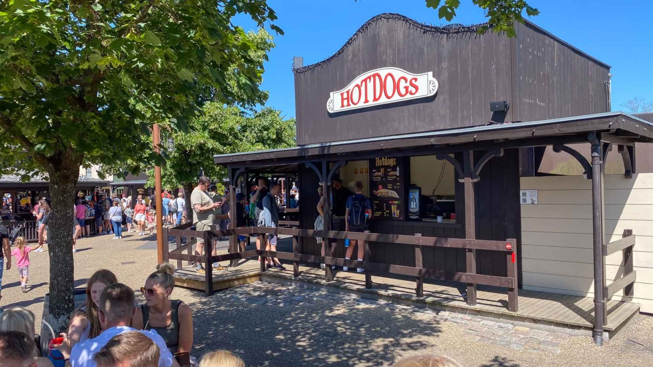 Hotdogs ligger i LEGOREDO Town i Legoland.