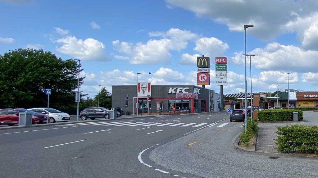 KFC er en større restaurant på Dtc Torvet i Vejle.