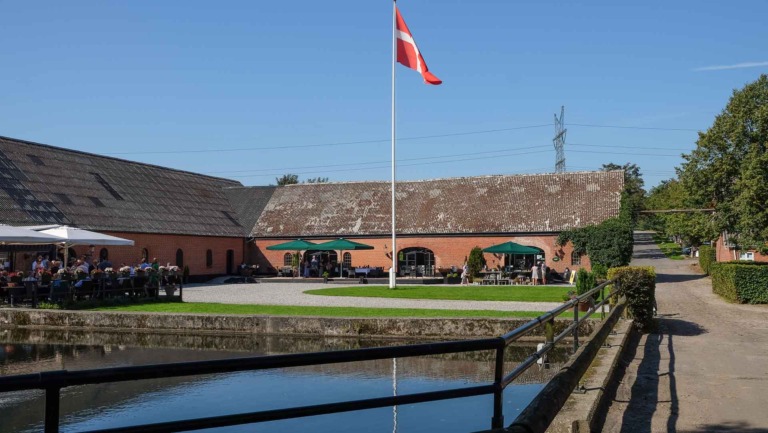 Restaurant Møllesøen i smukt vejr.