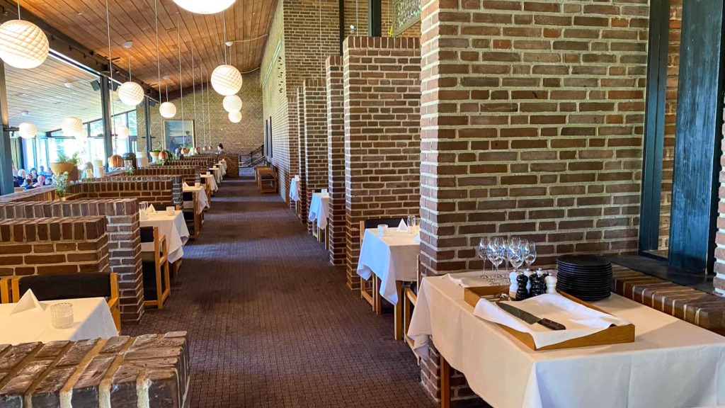 Restaurant Panorama har mange pladser og borde med hvide duge.