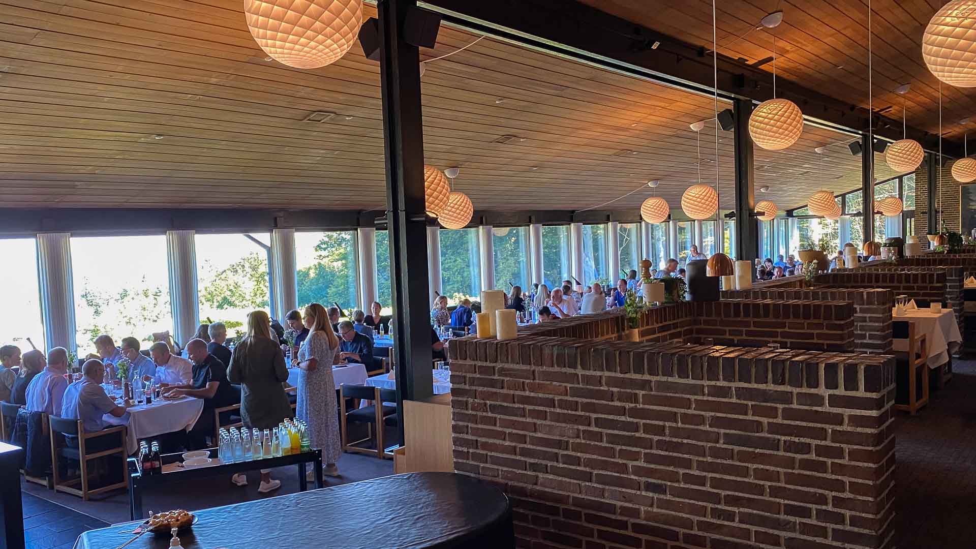 Udsigten igennem de store vinduer fra Restaurant Panorama på Munkebjerg Hotel er enestående.