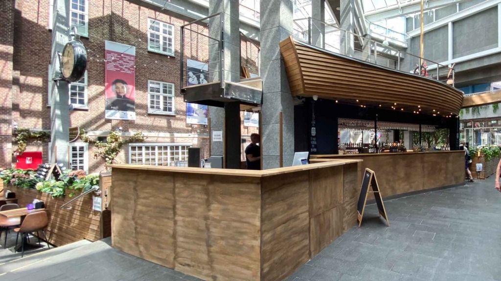Skuden i Vejle er en bar i Paladspassagen formet som en skude.