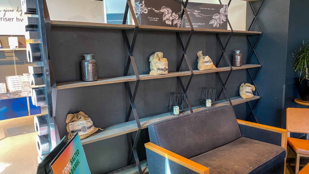 Starbucks i Vejle pynter op med deres egen kaffe.