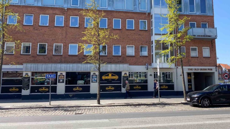 The Old Irish Pub set udefra på Dæmningen.