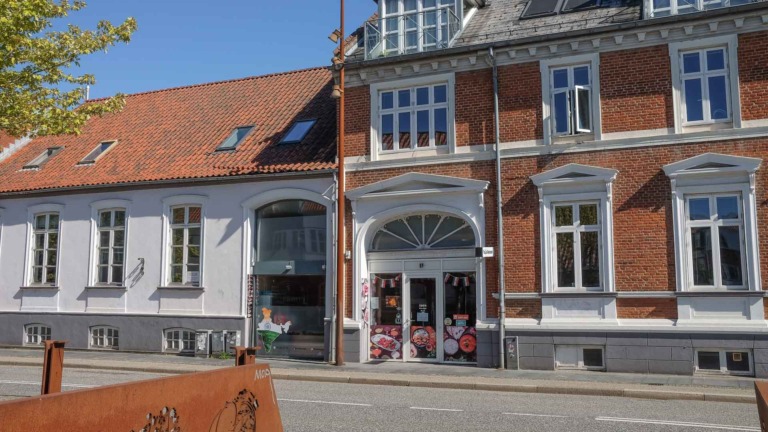 V’indian Restaurant er en indisk restaurant, der ligger på Dæmningen i Vejle. Her er den set udefra