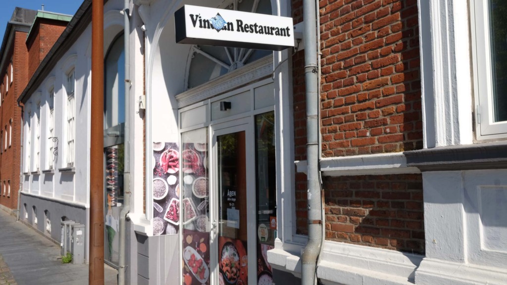 V’indian Restaurant er en lille indisk restaurant på Dæmningen.