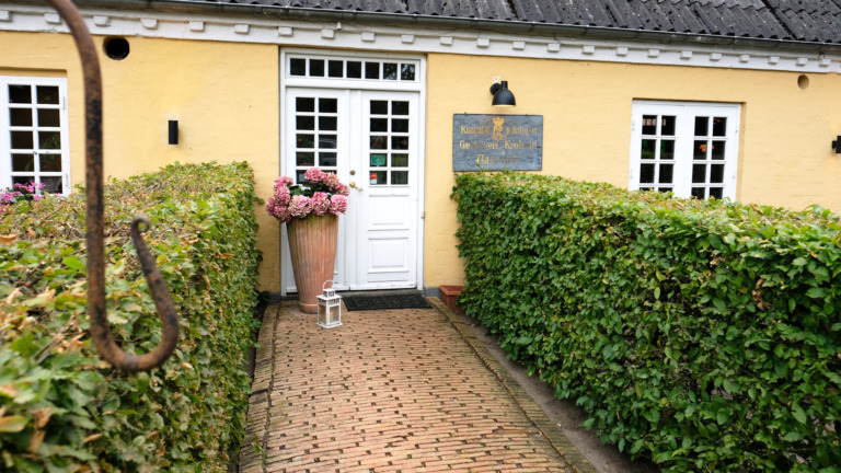 Indgangen til Aagaard Kro.