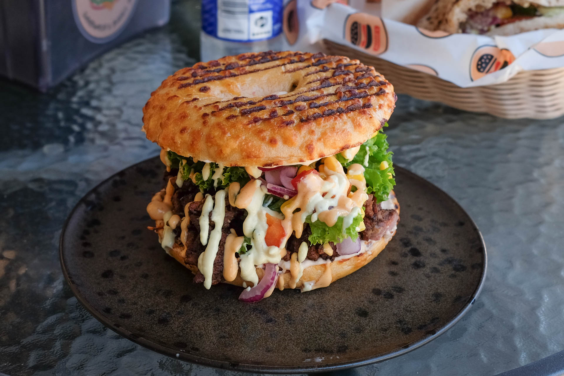 En bagel hos Albert´s Sandwich og Bagel Bar