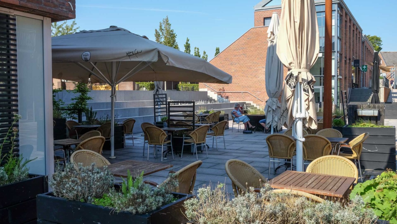 Byens Café i Jelling har servering inde og ude