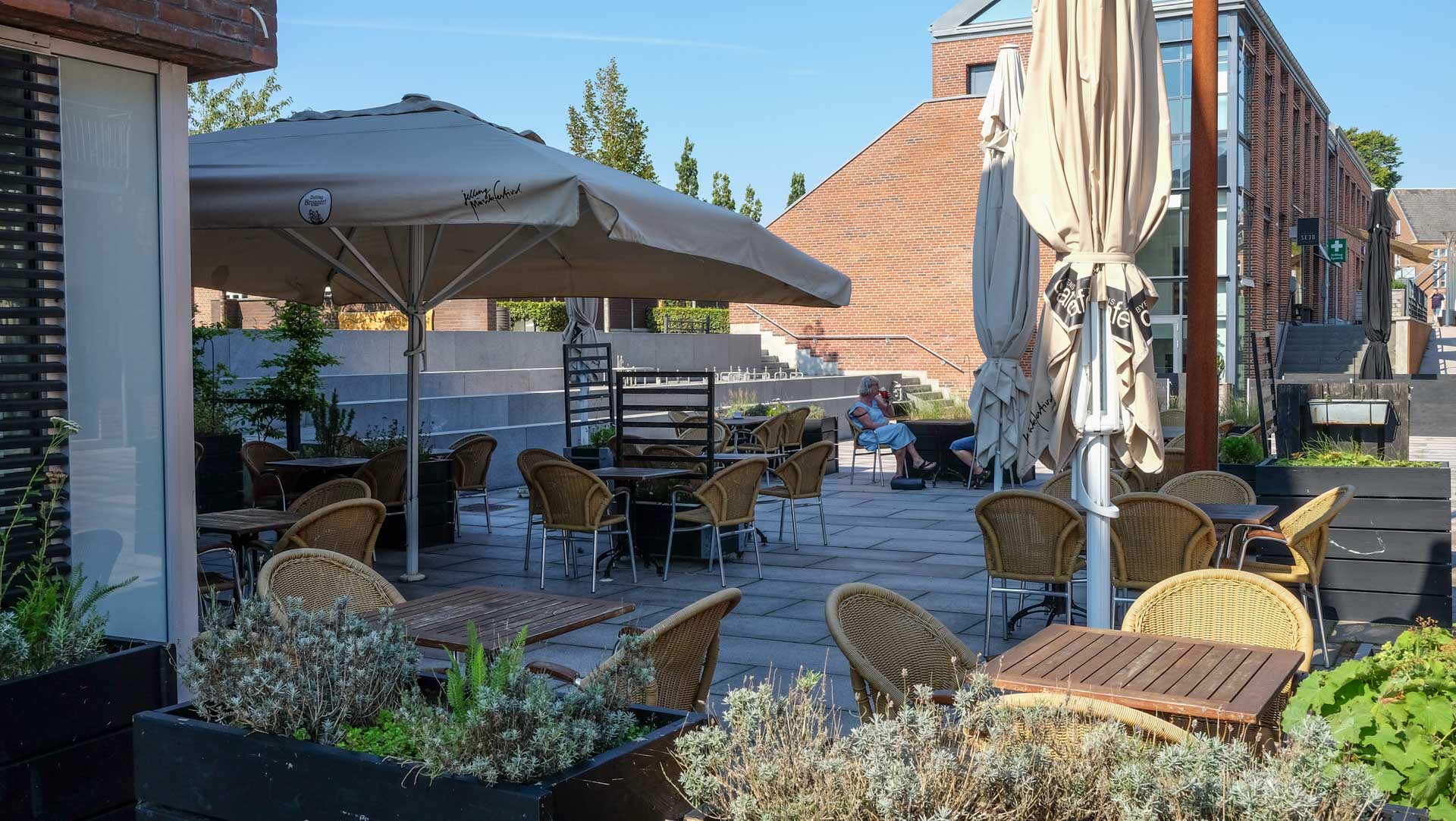 Byens Café i Jelling har servering inde og ude