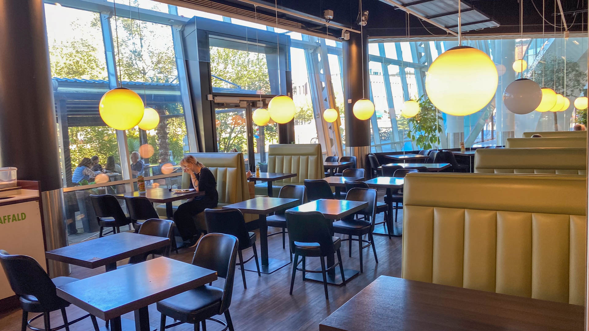 Det er spiseområde inde og ude hos Det grønne køkken Thai Take Away.
