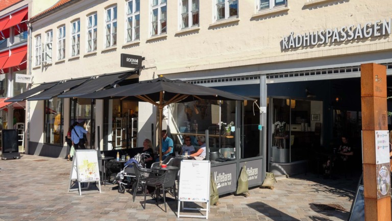 Der er rift om pladserne udenfor hos Kaffebaren, når vejret er godt.