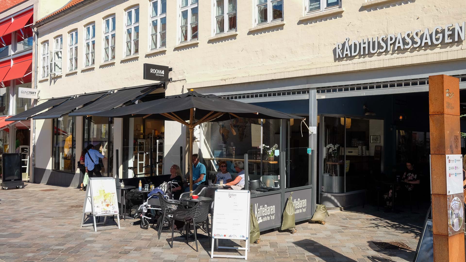 Der er rift om pladserne udenfor hos Kaffebaren, når vejret er godt.