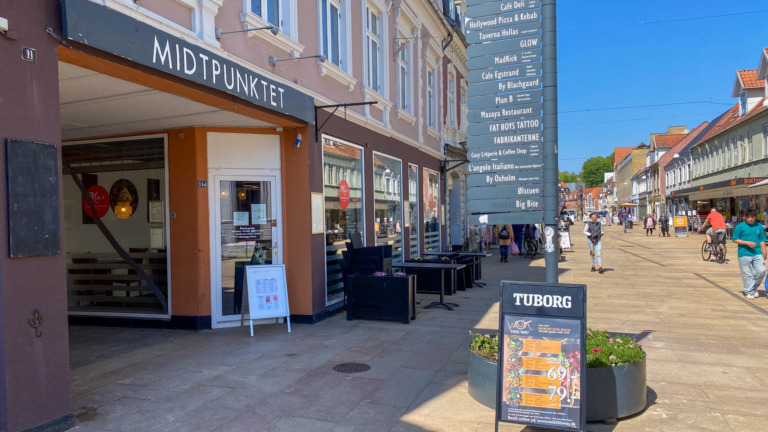 Indgangen til Midtpunktet, hvor Mie’s Thai Restaurant & Take Away ligger.