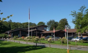 Der er flotte buske og blomster omkring Munkebjerg Hotel.