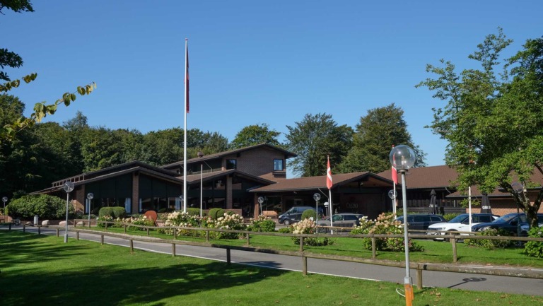Der er flotte buske og blomster omkring Munkebjerg Hotel.