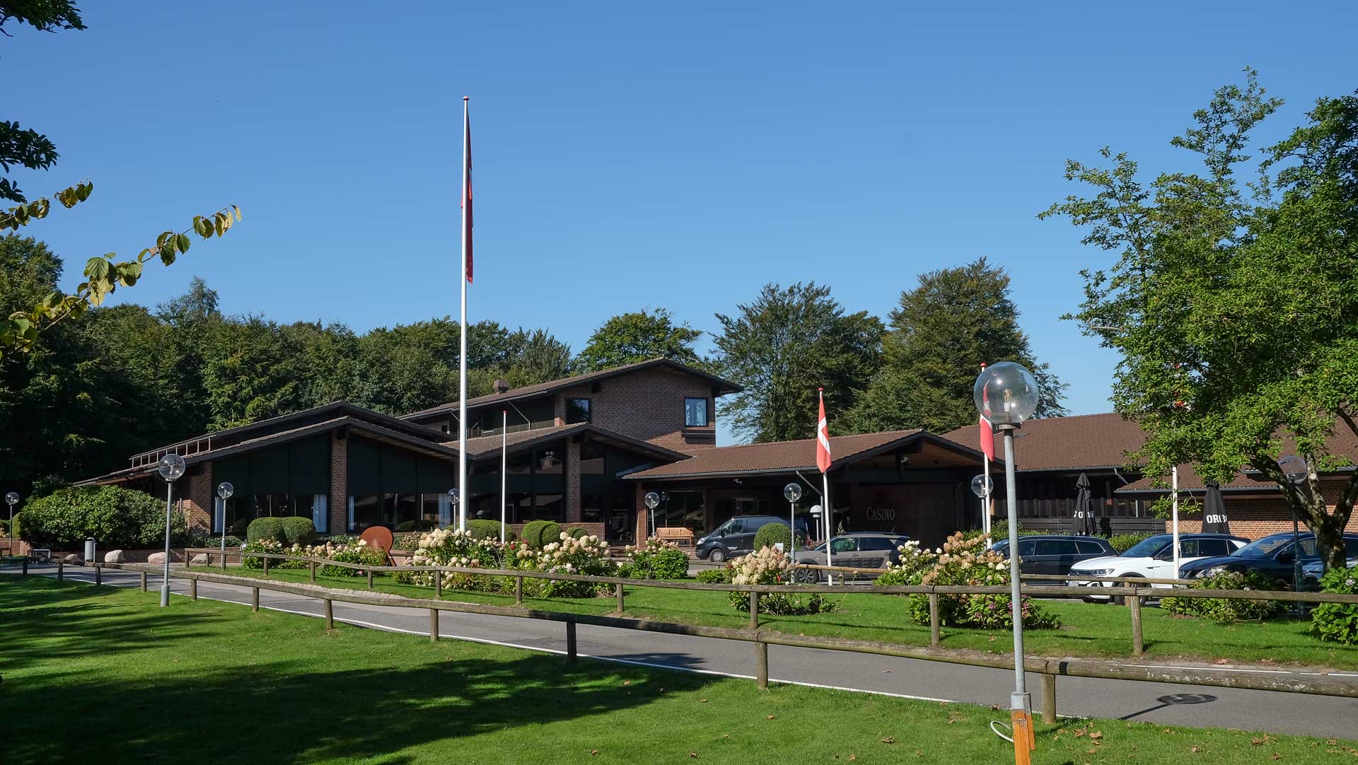 Der er flotte buske og blomster omkring Munkebjerg Hotel.