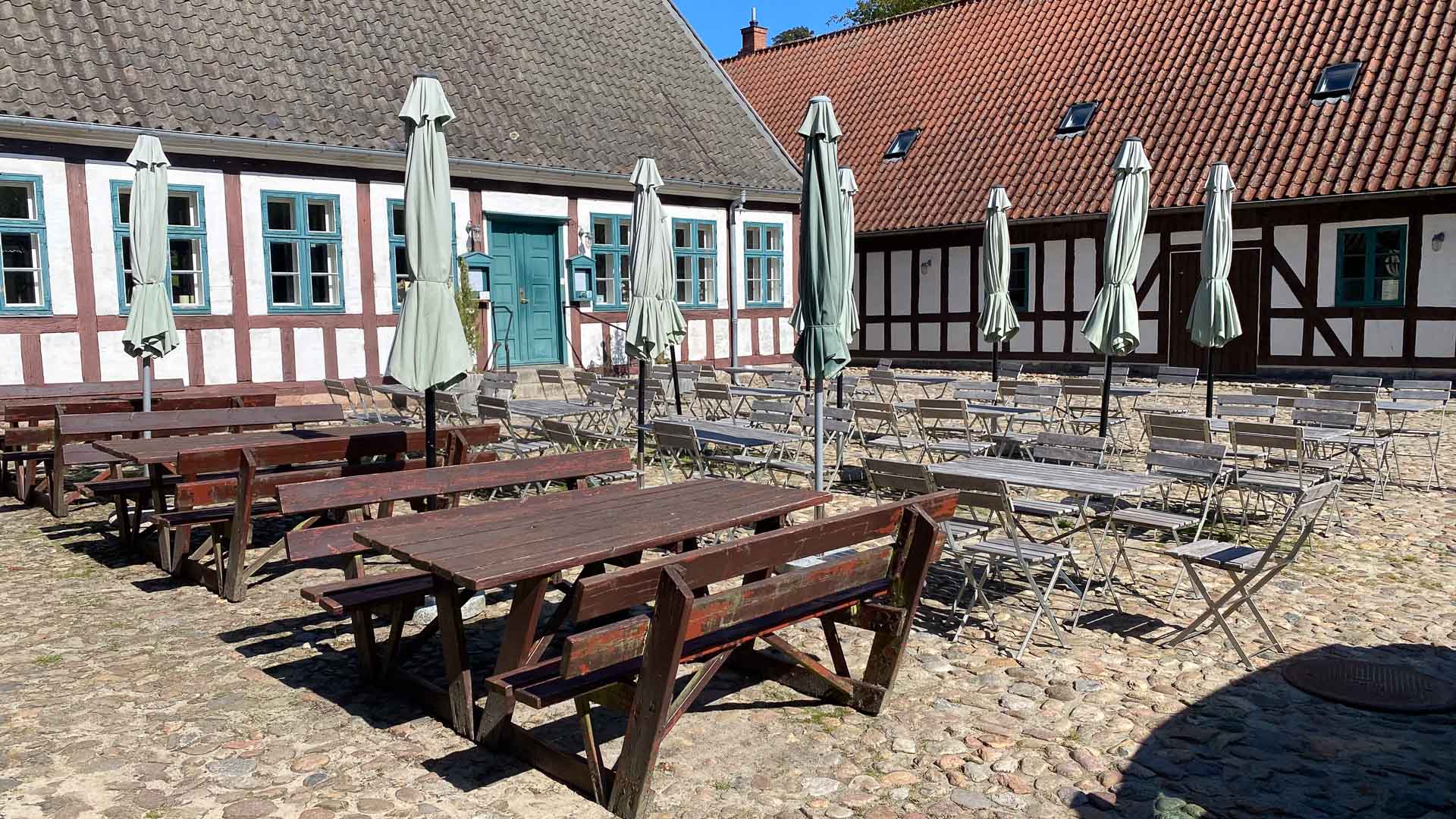 Hos Restaurant Børkop Vandmølle kan man sidde udenfor.