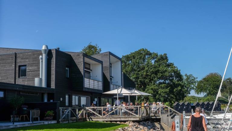 Restaurant Galionen set udefra bliver til Restaurant Brejning Havn