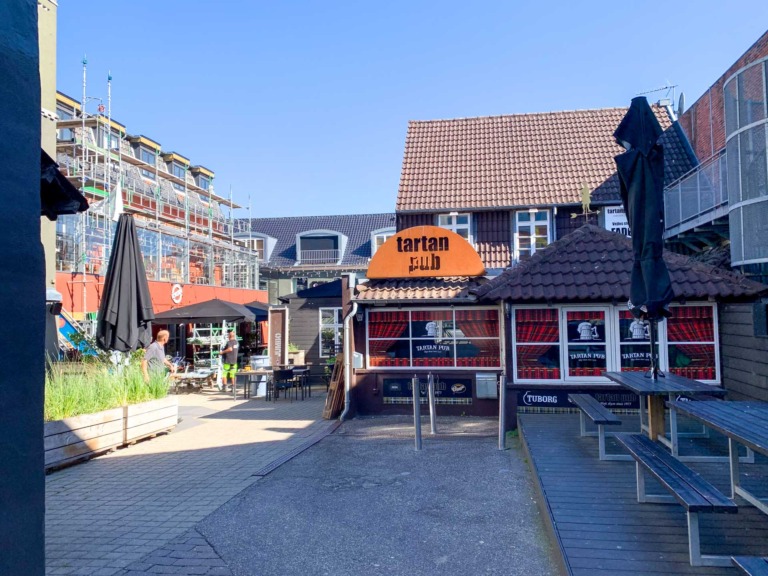 Tartan pub ligger sammen med spisesteder i en gård på Dæmningen i Vejle.