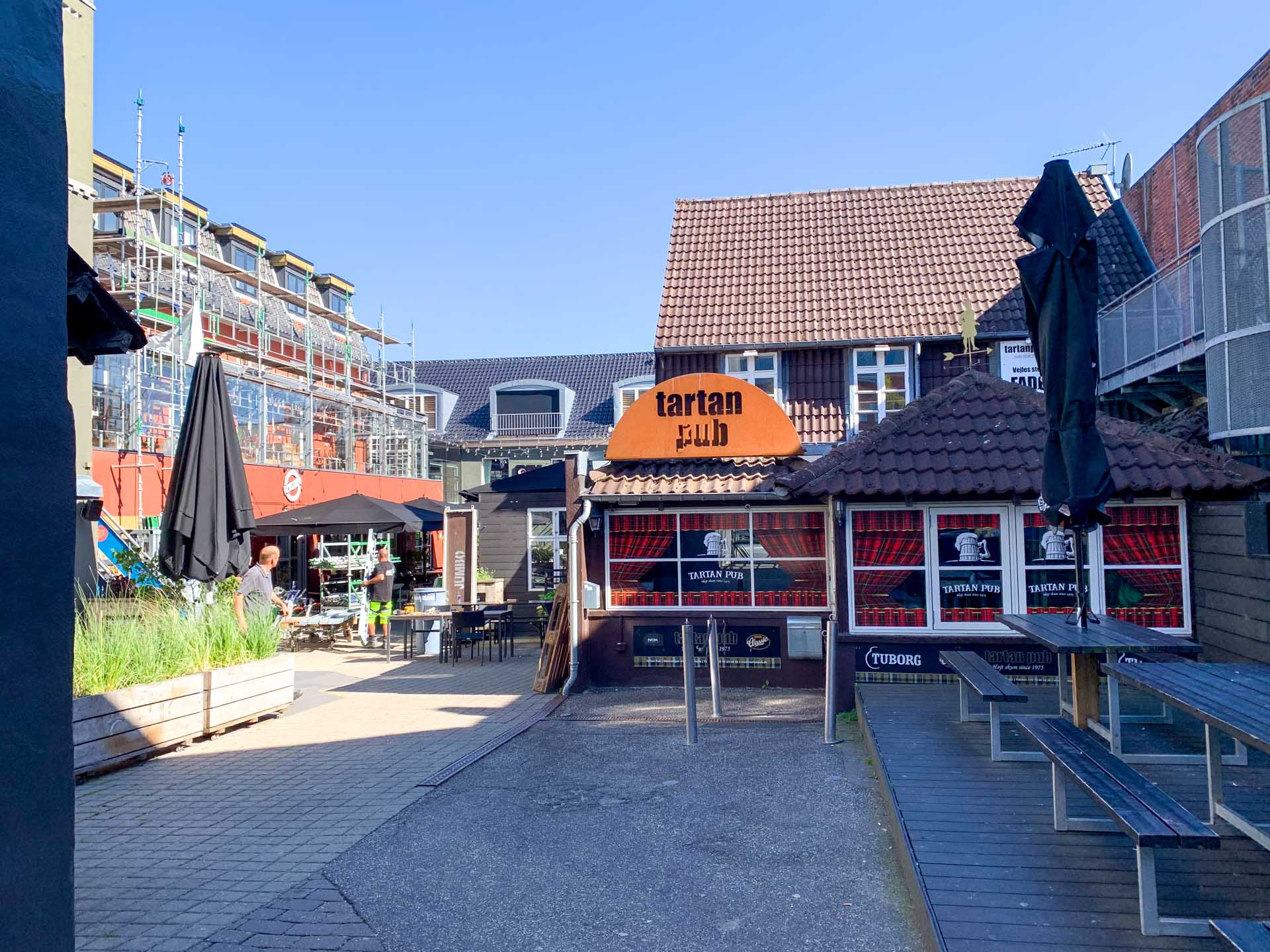 Tartan pub ligger sammen med spisesteder i en gård på Dæmningen i Vejle.